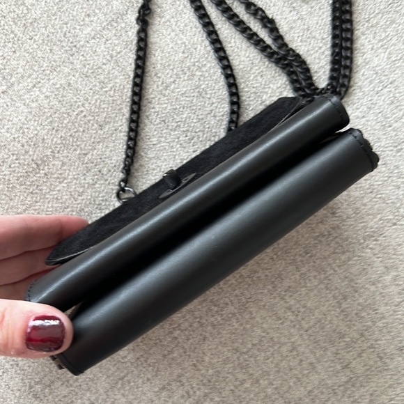 KIKO LEATHER TWO-TONE CROSSBODY | BLACK small wallet bag chain strap - Picture 3 of 16